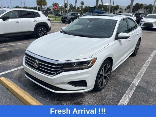 Pure White 2021 Volkswagen Passat 2.0T SE