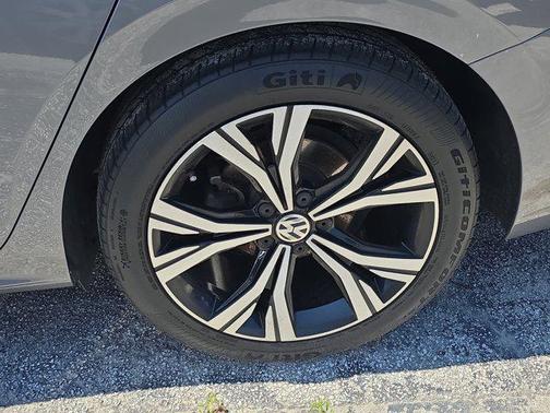 Platinum Gray Metallic 2021 Volkswagen Passat 2.0T SE