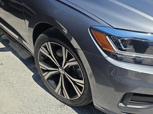 Platinum Gray Metallic 2021 Volkswagen Passat 2.0T SE