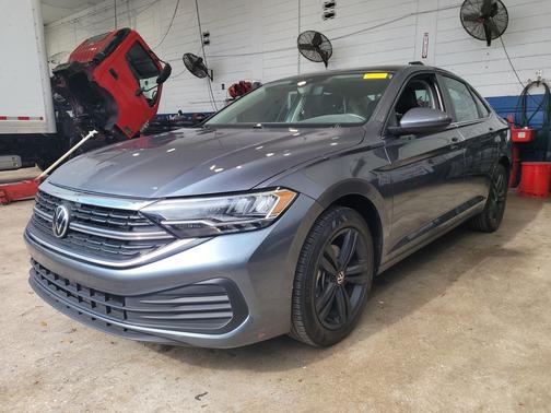 Platinum Gray Metallic 2022 Volkswagen Jetta 1.5T SE