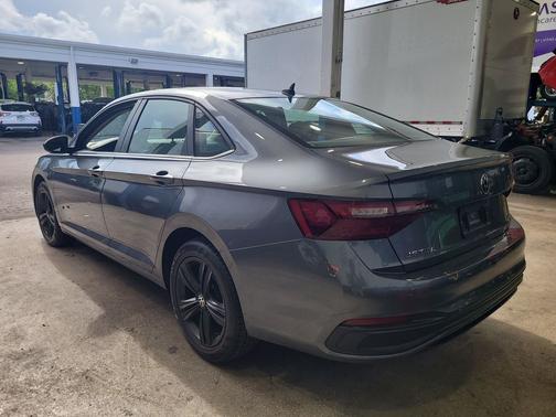 Platinum Gray Metallic 2022 Volkswagen Jetta 1.5T SE
