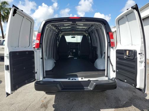 2025 Chevrolet Express 2500 RWD 2500 Regular Wheelbase WT