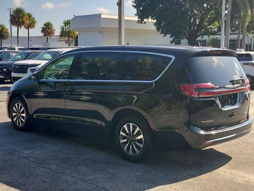 Diamond Black Crystal Pearlcoat 2024 Chrysler Pacifica Hybrid Select
