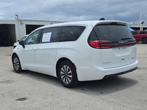 Bright White Clearcoat 2024 Chrysler Pacifica Hybrid Select