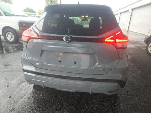 Boulder Gray Pearl/Super Black 2021 Nissan Kicks SR