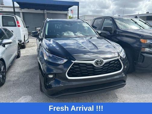 Midnight Black Metallic 2024 Toyota Highlander XLE