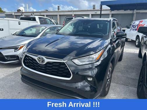 Midnight Black Metallic 2024 Toyota Highlander XLE