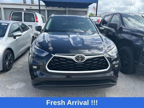 Midnight Black Metallic 2024 Toyota Highlander XLE