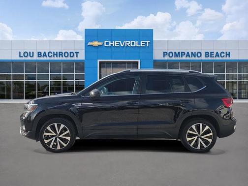 Deep Black Pearl 2024 Volkswagen Taos 1.5T SE