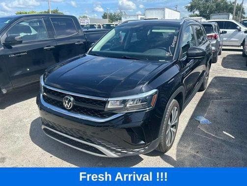 Deep Black Pearl 2024 Volkswagen Taos 1.5T SE