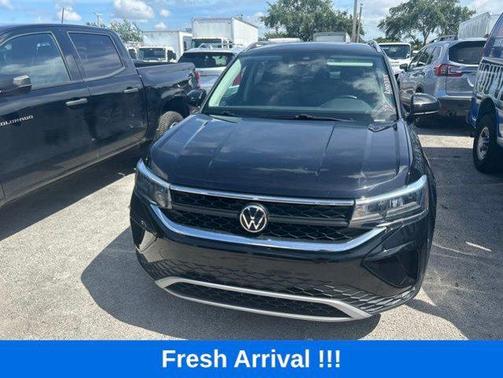 Deep Black Pearl 2024 Volkswagen Taos 1.5T SE