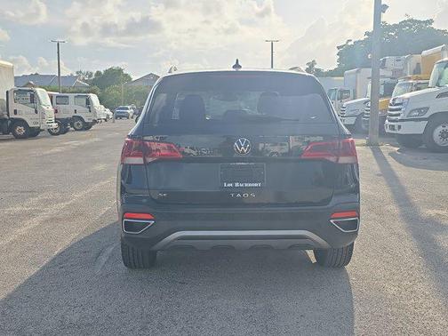 Deep Black Pearl 2024 Volkswagen Taos 1.5T SE