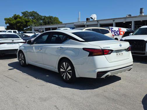 Pearl White Tricoat 2021 Nissan Altima 2.5 SL