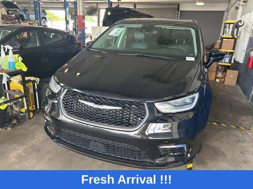 Brilliant Black Crystal Pearlcoat 2023 Chrysler Pacifica Touring L