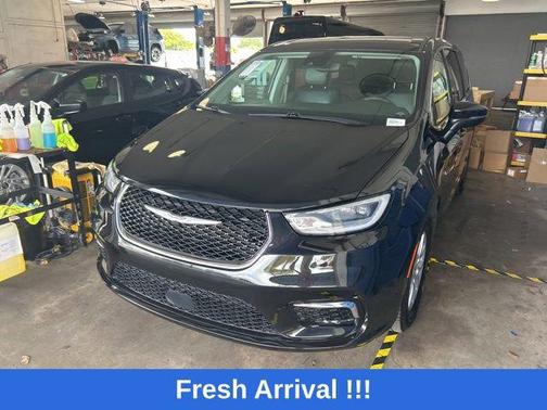 Brilliant Black Crystal Pearlcoat 2023 Chrysler Pacifica Touring L