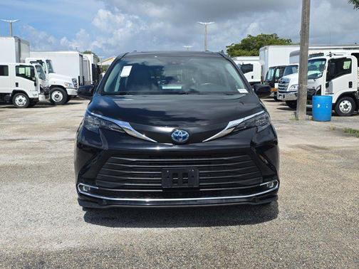 Midnight Black Metallic 2024 Toyota Sienna XLE
