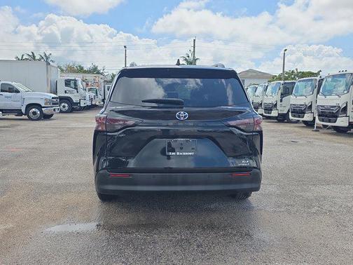 Midnight Black Metallic 2024 Toyota Sienna XLE