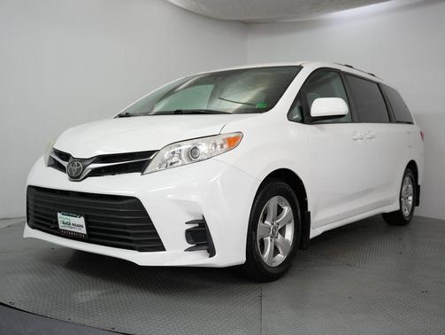 2018 Toyota Sienna LE