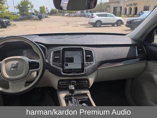Crystal White Pearl 2019 Volvo XC90 T6 Momentum