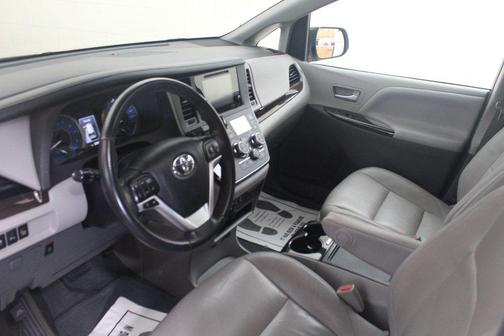 Blizzard Pearl 2017 Toyota Sienna Limited