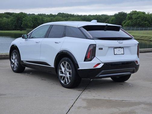 Vibrant White Tricoat 2026 Cadillac OPTIQ Luxury