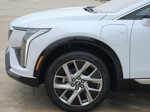 Vibrant White Tricoat 2026 Cadillac OPTIQ Luxury