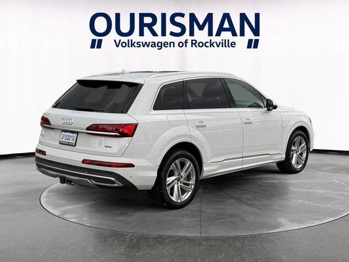 Glacier White Metallic 2022 Audi Q7 55 Premium Plus