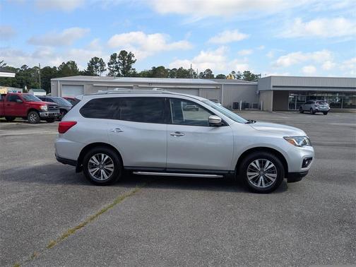 2020 Nissan Pathfinder SV