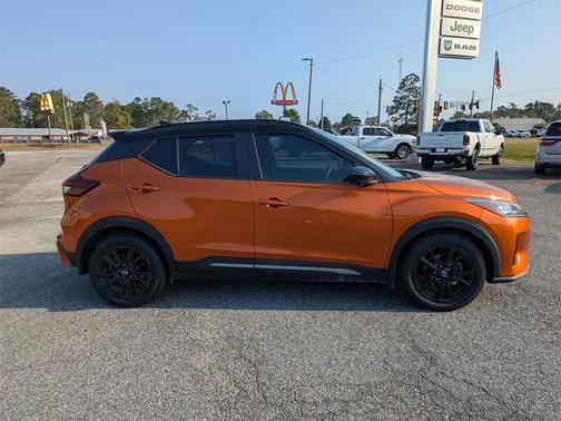 2022 Nissan Kicks SR