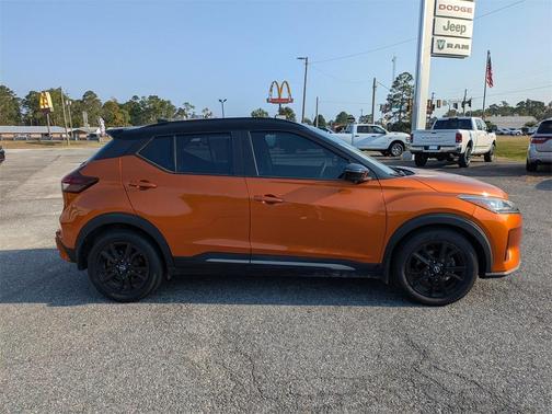 2022 Nissan Kicks SR