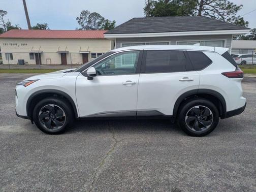 Everest White P 2025 Nissan Rogue SV