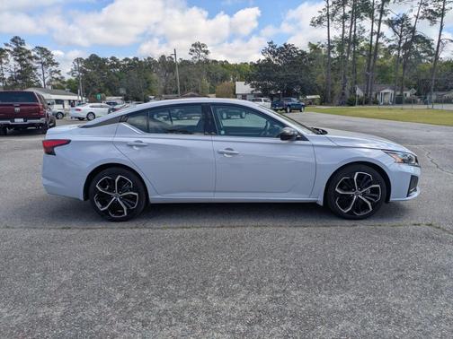 2025 Nissan Altima SR