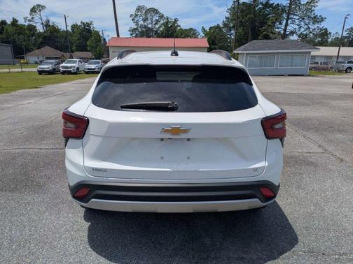Summit White 2025 Chevrolet Trax LT