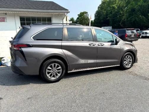 2022 Toyota Sienna XLE 8 Passenger