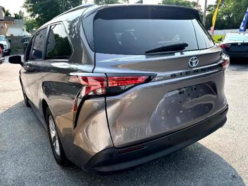2022 Toyota Sienna XLE 8 Passenger
