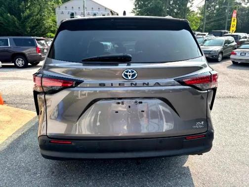2022 Toyota Sienna XLE 8 Passenger