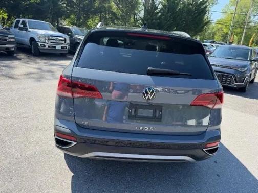 Pure Gray 2024 Volkswagen Taos 1.5T SE