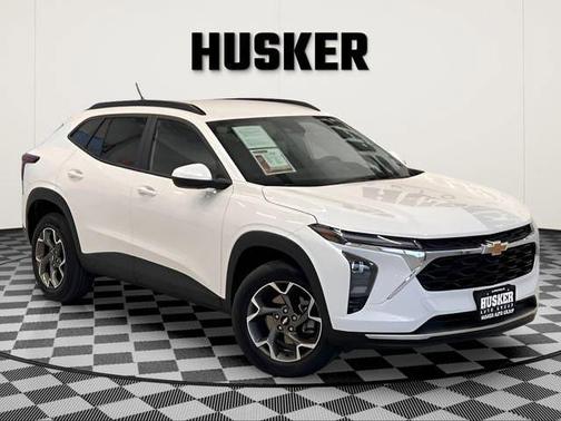 Summit White 2025 Chevrolet Trax LT