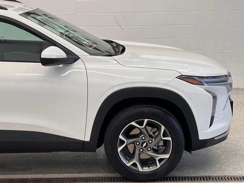 Summit White 2025 Chevrolet Trax LT