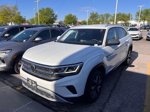 Pure White 2022 Volkswagen Atlas Cross Sport 2.0T SE
