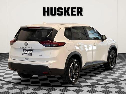 Everest White Pearl 2025 Nissan Rogue SV