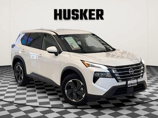 Everest White Pearl 2025 Nissan Rogue SV