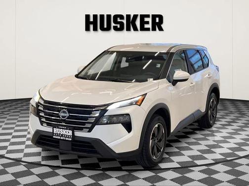 Everest White Pearl 2025 Nissan Rogue SV