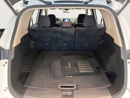 Everest White Pearl 2025 Nissan Rogue SV