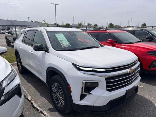 Summit White 2024 Chevrolet Traverse LT