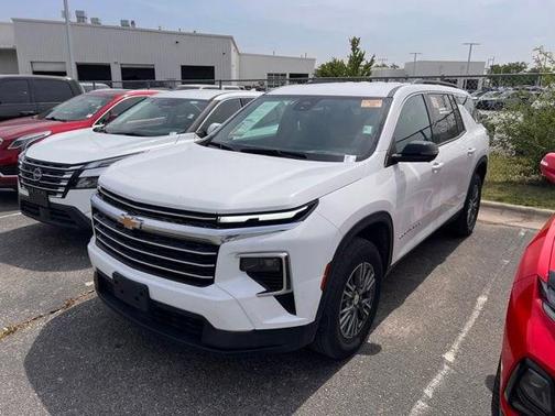 Summit White 2024 Chevrolet Traverse LT