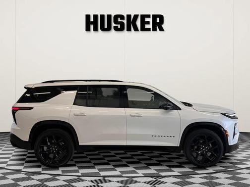 Iridescent Pearl Tricoat 2025 Chevrolet Traverse RS