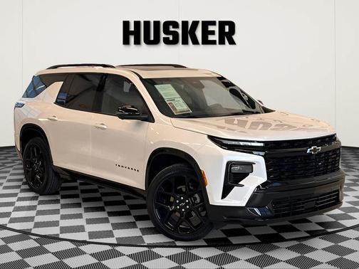 Iridescent Pearl Tricoat 2025 Chevrolet Traverse RS