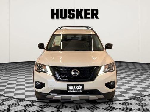 White 2019 Nissan Pathfinder SL