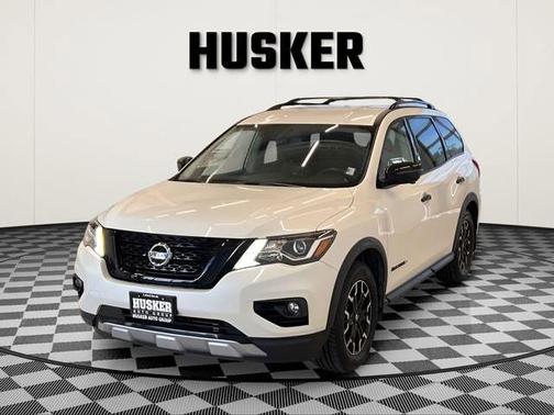 White 2019 Nissan Pathfinder SL